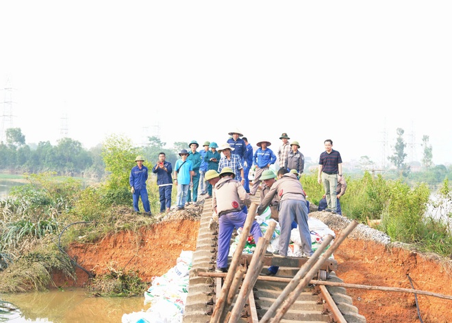 Chủ tịch UBND Thành phố kiểm tra, chỉ đạo công tác khắc phục hậu quả mưa lũ tại 2 xã Đa Phúc, Trung Giã- Ảnh 12.