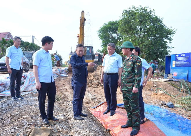 Chủ tịch UBND Thành phố kiểm tra, chỉ đạo công tác khắc phục hậu quả mưa lũ tại 2 xã Đa Phúc, Trung Giã- Ảnh 7.