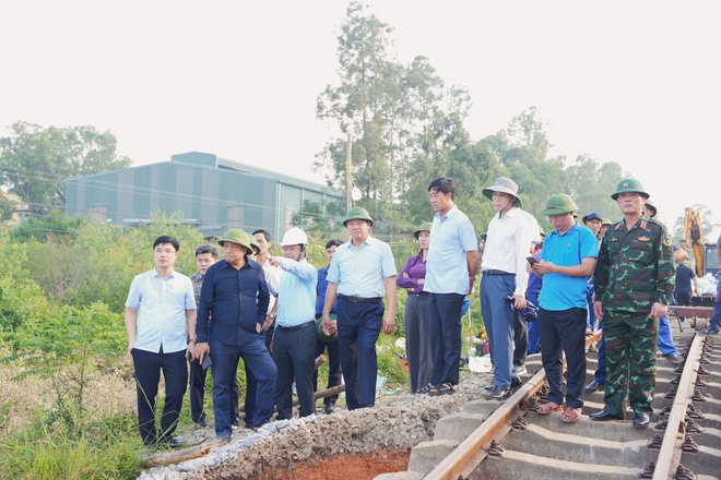 Chủ tịch UBND Thành phố kiểm tra, chỉ đạo công tác khắc phục hậu quả mưa lũ tại 2 xã Đa Phúc, Trung Giã- Ảnh 10.