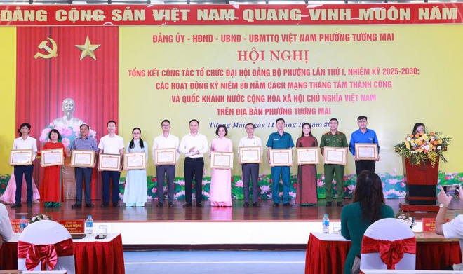 Phường Tương Mai khen thưởng công tác tổ chức Đại hội Đảng bộ phường lần thứ I và các sự kiện A80- Ảnh 4.