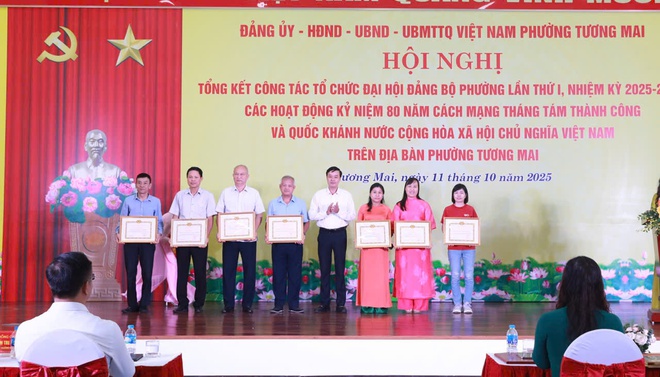 Phường Tương Mai khen thưởng công tác tổ chức Đại hội Đảng bộ phường lần thứ I và các sự kiện A80- Ảnh 5.