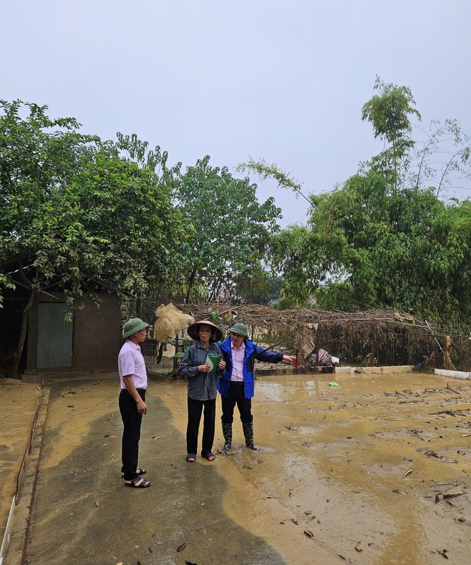 Ngân hàng Chính sách Xã hội thành phố Hà Nội hỗ trợ người dân vùng ngập lụt tại xã Trung Giã và Đa Phúc- Ảnh 3.