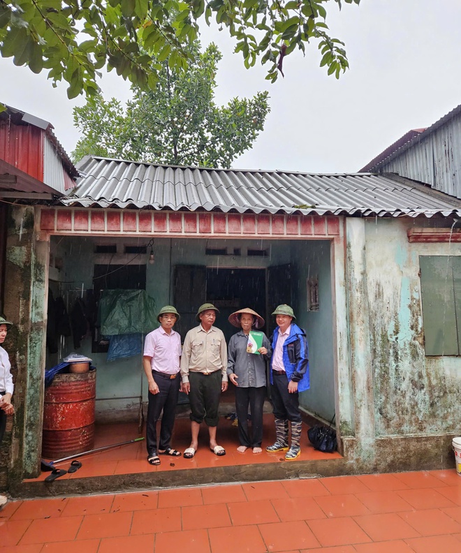 Ngân hàng Chính sách Xã hội thành phố Hà Nội hỗ trợ người dân vùng ngập lụt tại xã Trung Giã và Đa Phúc- Ảnh 2.