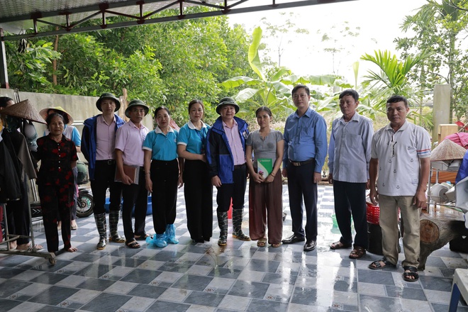 Ngân hàng Chính sách Xã hội thành phố Hà Nội hỗ trợ người dân vùng ngập lụt tại xã Trung Giã và Đa Phúc- Ảnh 4.