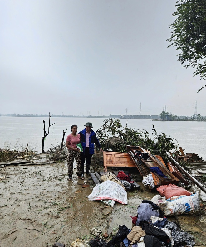 Ngân hàng Chính sách Xã hội thành phố Hà Nội hỗ trợ người dân vùng ngập lụt tại xã Trung Giã và Đa Phúc- Ảnh 1.