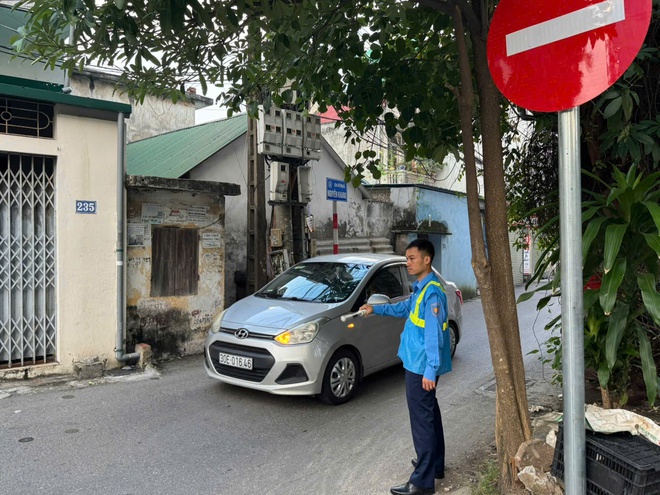 Hà Nội thí điểm tổ chức giao thông một chiều trên đường Nguyễn Khang nhỏ để giảm ùn tắc- Ảnh 1.