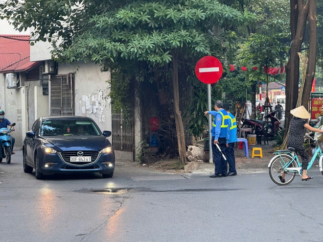 Hà Nội thí điểm tổ chức giao thông một chiều trên đường Nguyễn Khang nhỏ để giảm ùn tắc- Ảnh 2.