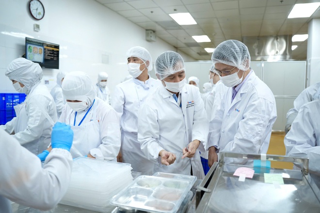 Lãnh đạo Thành phố kiểm tra đột xuất công tác thí điểm tổ chức bữa ăn bán trú cho học sinh- Ảnh 2.