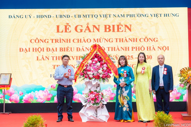 Phường Việt Hưng gắn biển công trình trường học chào mừng thành công Đại hội XVIII Đảng bộ Thành phố- Ảnh 6.