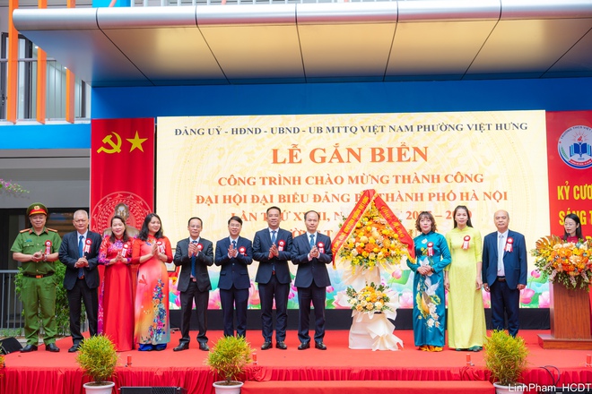 Phường Việt Hưng gắn biển công trình trường học chào mừng thành công Đại hội XVIII Đảng bộ Thành phố- Ảnh 5.