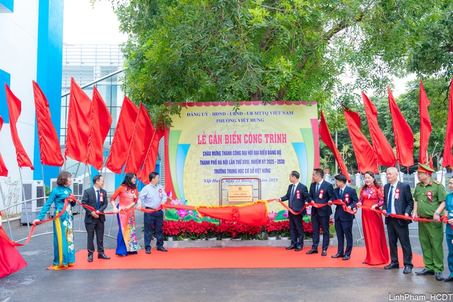 Phường Việt Hưng gắn biển công trình trường học chào mừng thành công Đại hội XVIII Đảng bộ Thành phố- Ảnh 9.