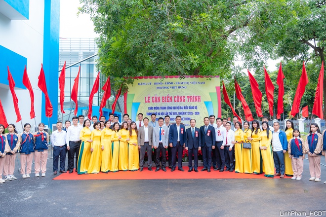 Phường Việt Hưng gắn biển công trình trường học chào mừng thành công Đại hội XVIII Đảng bộ Thành phố- Ảnh 10.