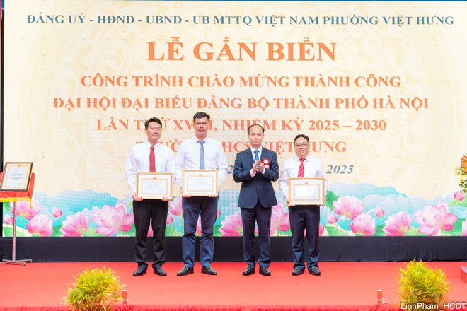 Phường Việt Hưng gắn biển công trình trường học chào mừng thành công Đại hội XVIII Đảng bộ Thành phố- Ảnh 7.