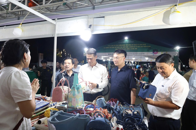 Khai mạc Triển lãm quảng bá, giao thương kết nối các sản phẩm OCOP, thủ công mỹ nghệ- Ảnh 4.