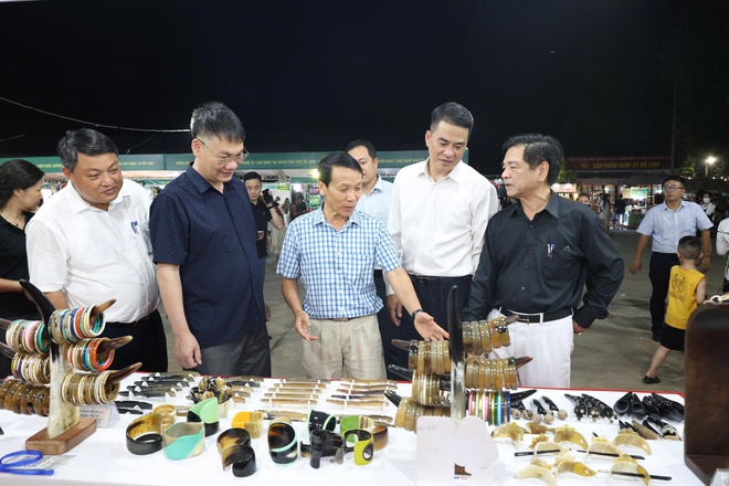 Khai mạc Triển lãm quảng bá, giao thương kết nối các sản phẩm OCOP, thủ công mỹ nghệ- Ảnh 5.