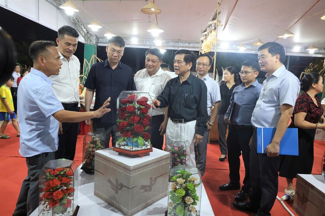 Khai mạc Triển lãm quảng bá, giao thương kết nối các sản phẩm OCOP, thủ công mỹ nghệ- Ảnh 3.