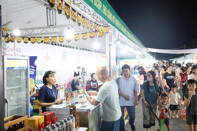 Khai mạc Triển lãm quảng bá, giao thương kết nối các sản phẩm OCOP, thủ công mỹ nghệ- Ảnh 6.