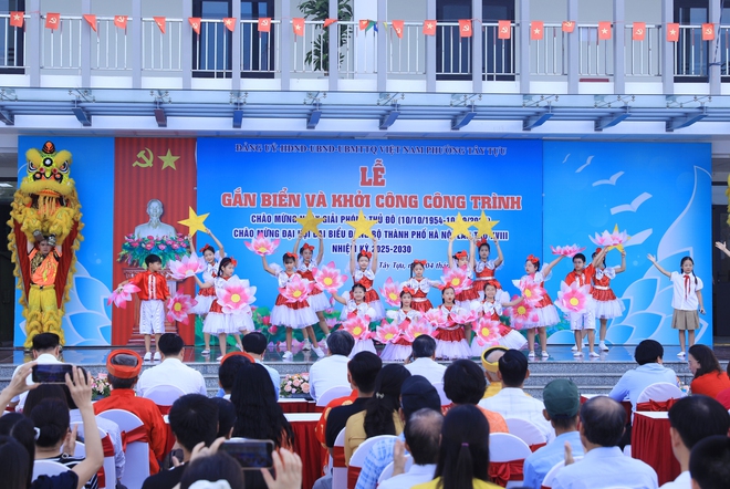 Phường Tây Tựu gắn biển công trình chào mừng Ngày Giải phóng Thủ đô- Ảnh 5.