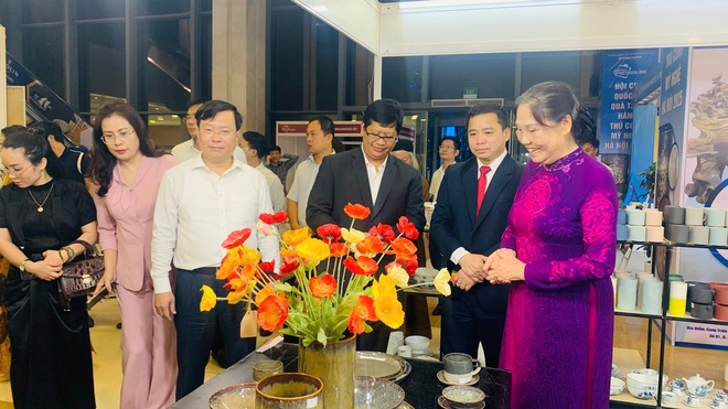 Khai mạc Hội chợ quốc tế Quà tặng hàng thủ công mỹ nghệ Hà Nội 2025- Ảnh 4.