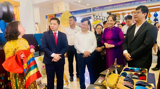 Khai mạc Hội chợ quốc tế Quà tặng hàng thủ công mỹ nghệ Hà Nội 2025- Ảnh 2.