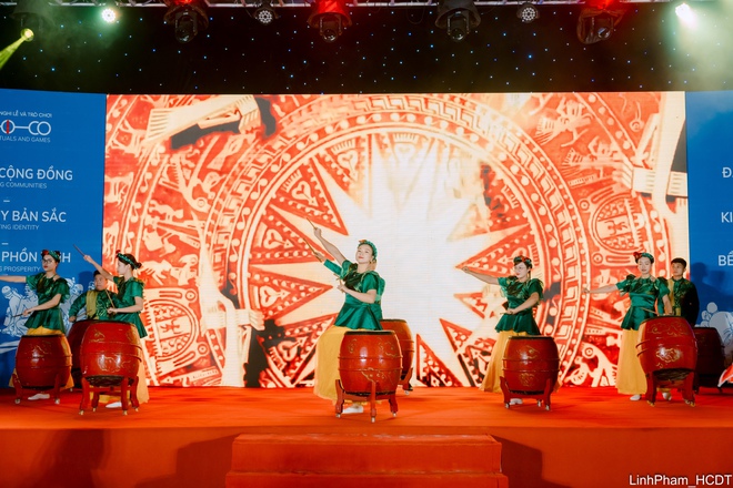 Đặc sắc chương trình giao lưu văn nghệ giữa các cộng đồng thực hành Nghi lễ và trò chơi Kéo co ngồi- Ảnh 9.