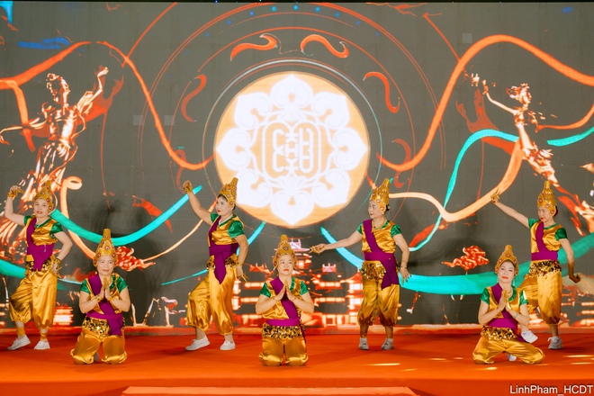 Đặc sắc chương trình giao lưu văn nghệ giữa các cộng đồng thực hành Nghi lễ và trò chơi Kéo co ngồi- Ảnh 13.