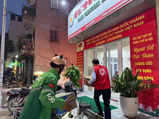 Hội Chữ thập đỏ thành phố Hà Nội trao 1.000 suất quà tặng người dân bị ảnh hưởng mưa lũ- Ảnh 2.