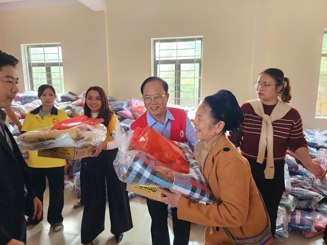 Hội Chữ thập đỏ thành phố Hà Nội trao 1.000 suất quà tặng người dân bị ảnh hưởng mưa lũ- Ảnh 5.