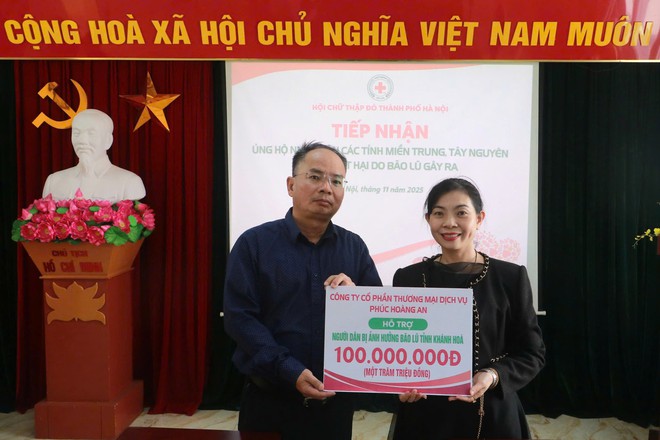 Hội Chữ thập đỏ thành phố Hà Nội trao 1.000 suất quà tặng người dân bị ảnh hưởng mưa lũ- Ảnh 3.