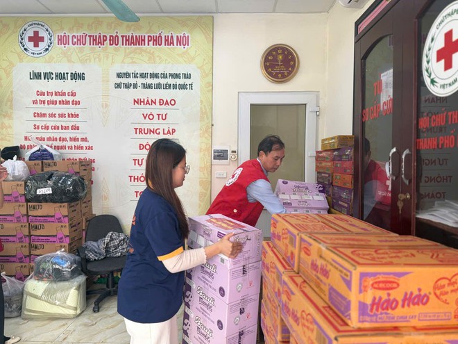 Hội Chữ thập đỏ thành phố Hà Nội trao 1.000 suất quà tặng người dân bị ảnh hưởng mưa lũ- Ảnh 4.