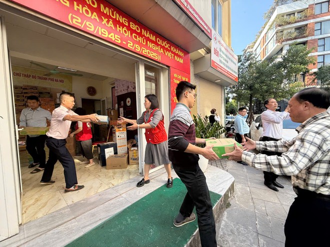 Hội Chữ thập đỏ thành phố Hà Nội gửi chuyến hàng cứu trợ đầu tiên hỗ trợ đồng bào vùng lũ- Ảnh 1.
