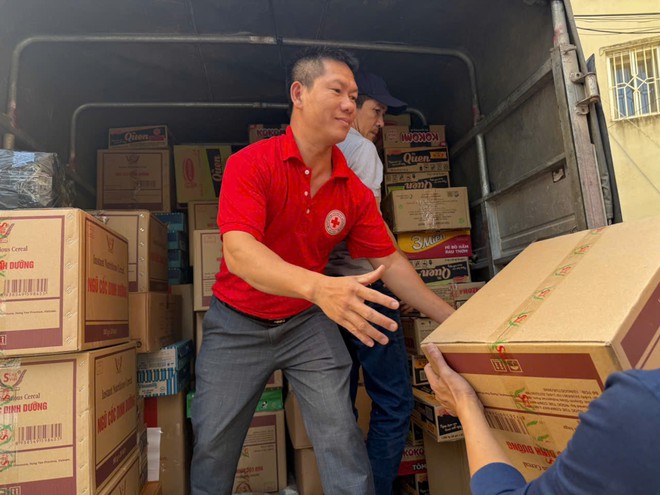 Hội Chữ thập đỏ thành phố Hà Nội gửi chuyến hàng cứu trợ đầu tiên hỗ trợ đồng bào vùng lũ- Ảnh 2.