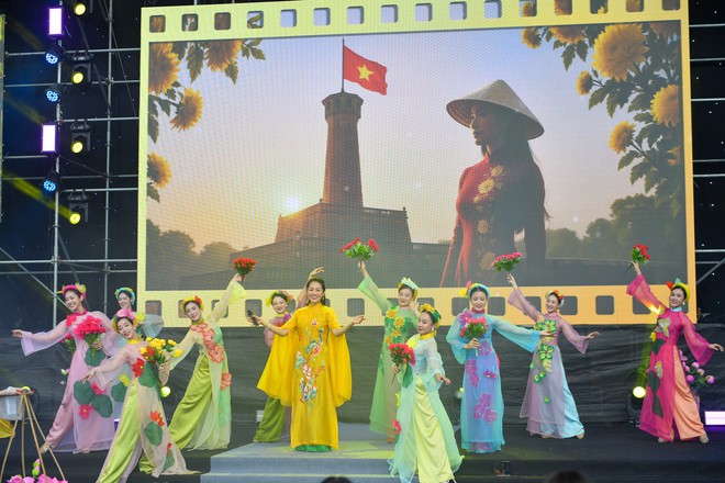 Đồng diễn áo dài “Phụ nữ Thủ đô - Hội nhập và phát triển”- Ảnh 2.