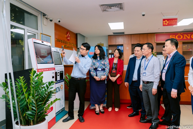 Phường Việt Hưng ra mắt mô hình Kiosk thông minh hỗ trợ thực hiện dịch vụ công trực tuyến- Ảnh 3.