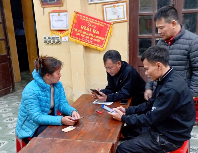 Công an xã Thượng Phúc làm sạch hơn 5.000 giấy phép lái xe và hơn 13.000 dữ liệu đăng ký phương tiện.- Ảnh 5.