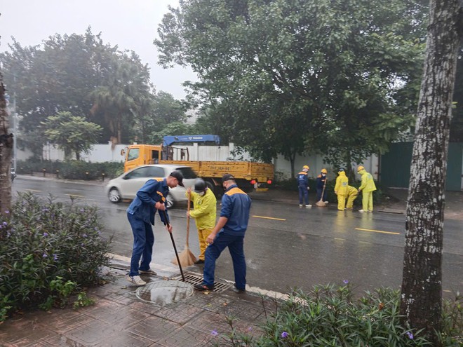 Công ty TNHH MTV Thoát nước Hà Nội phối hợp với các phường, xã ra quân làm vệ sinh- Ảnh 3.