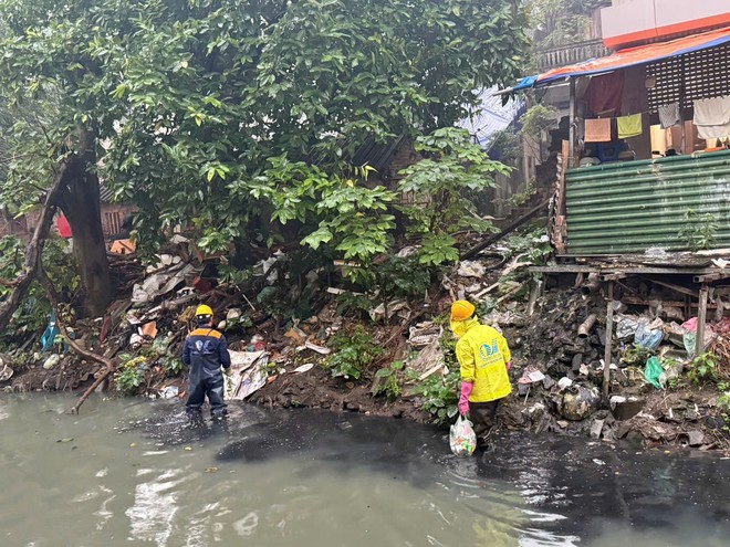Công ty TNHH MTV Thoát nước Hà Nội phối hợp với các phường, xã ra quân làm vệ sinh- Ảnh 5.