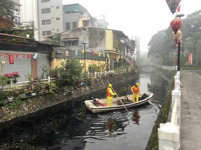 Công ty TNHH MTV Thoát nước Hà Nội phối hợp với các phường, xã ra quân làm vệ sinh- Ảnh 4.