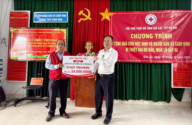 Hội Chữ thập đỏ Thành phố trao quà hỗ trợ người dân và học sinh chịu thiệt hại do mưa lũ gây ra tại tỉnh Gia Lai- Ảnh 2.