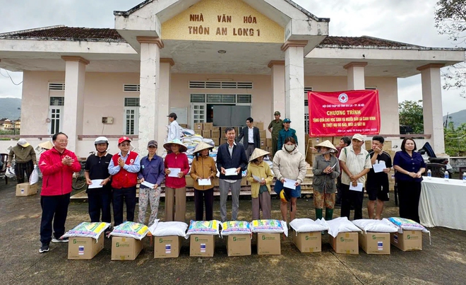Hội Chữ thập đỏ Thành phố trao quà hỗ trợ người dân và học sinh chịu thiệt hại do mưa lũ gây ra tại tỉnh Gia Lai- Ảnh 3.