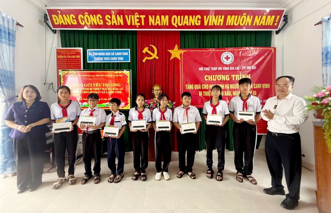 Hội Chữ thập đỏ Thành phố trao quà hỗ trợ người dân và học sinh chịu thiệt hại do mưa lũ gây ra tại tỉnh Gia Lai- Ảnh 4.
