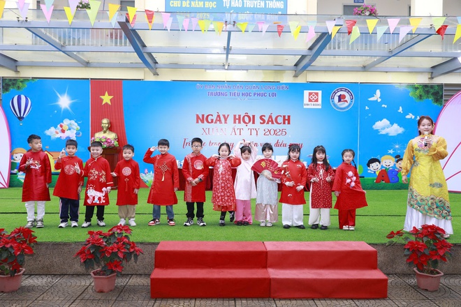 Tưng bừng Ngày hội sách Xuân Ất Tỵ 2025 tại quận Long Biên: “Tri thức trao tay - Xuân vạn điều may”- Ảnh 6.