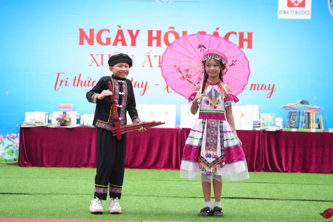 Tưng bừng Ngày hội sách Xuân Ất Tỵ 2025 tại quận Long Biên: “Tri thức trao tay - Xuân vạn điều may”- Ảnh 4.