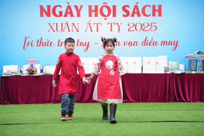 Tưng bừng Ngày hội sách Xuân Ất Tỵ 2025 tại quận Long Biên: “Tri thức trao tay - Xuân vạn điều may”- Ảnh 5.