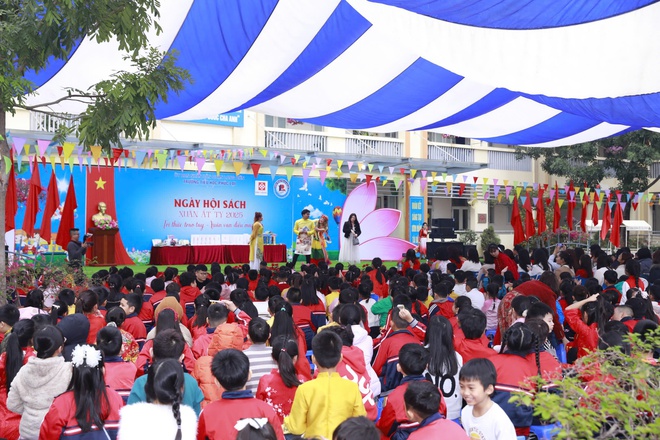 Tưng bừng Ngày hội sách Xuân Ất Tỵ 2025 tại quận Long Biên: “Tri thức trao tay - Xuân vạn điều may”- Ảnh 9.