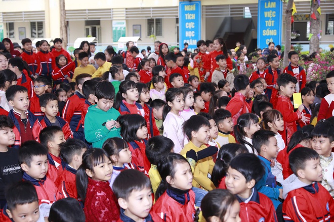 Tưng bừng Ngày hội sách Xuân Ất Tỵ 2025 tại quận Long Biên: “Tri thức trao tay - Xuân vạn điều may”- Ảnh 8.