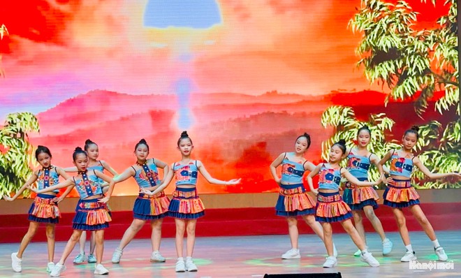 Giao lưu nghệ thuật "Hoa thơm dâng Bác": Cầu nối đoàn kết và Phát triển tài năng thiếu nhi- Ảnh 5.