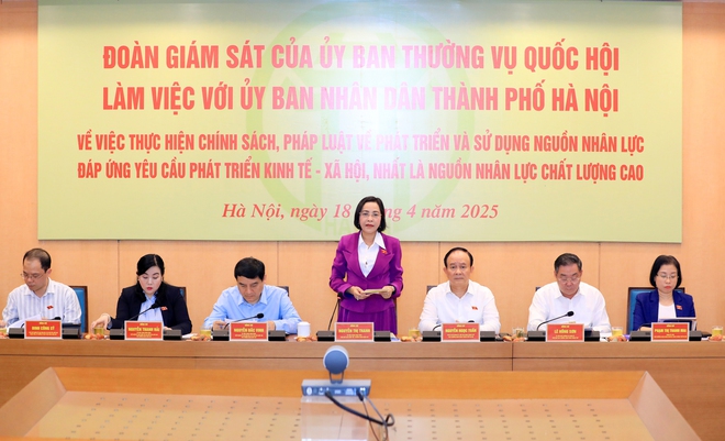 Đoàn giám sát của Ủy ban Thường vụ Quốc hội làm việc với UBND thành phố Hà Nội về phát triển nguồn nhân lực chất lượng cao- Ảnh 2.