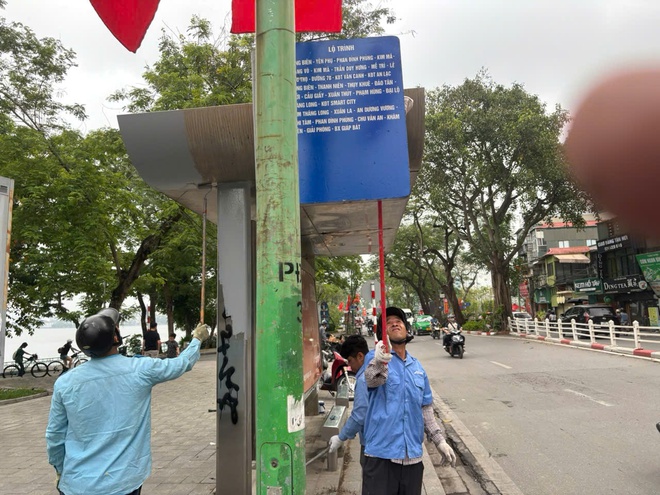 Hà Nội ra quân chỉnh trang hệ thống xe buýt chào mừng kỷ niệm 30/4 và 1/5- Ảnh 1.