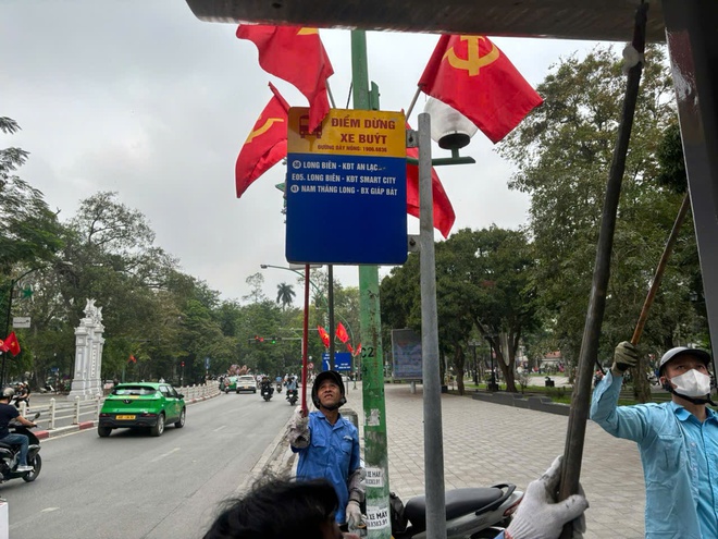 Hà Nội ra quân chỉnh trang hệ thống xe buýt chào mừng kỷ niệm 30/4 và 1/5- Ảnh 2.
